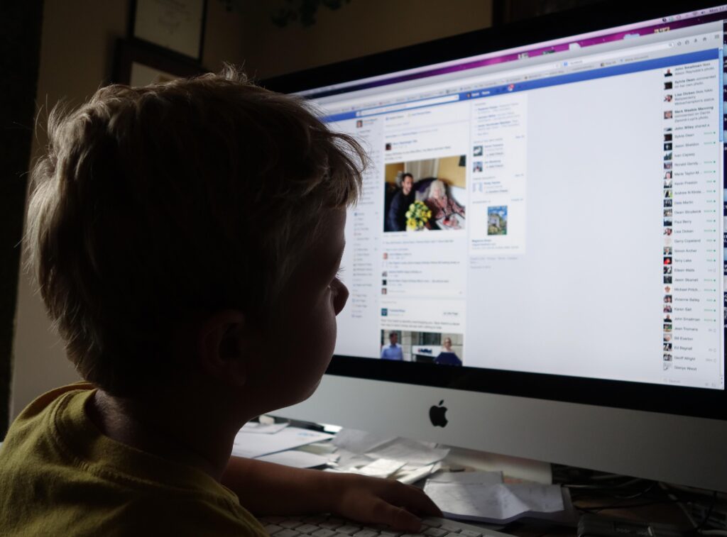 Conseils Facebook pour que les enfants utilisent le réseau social