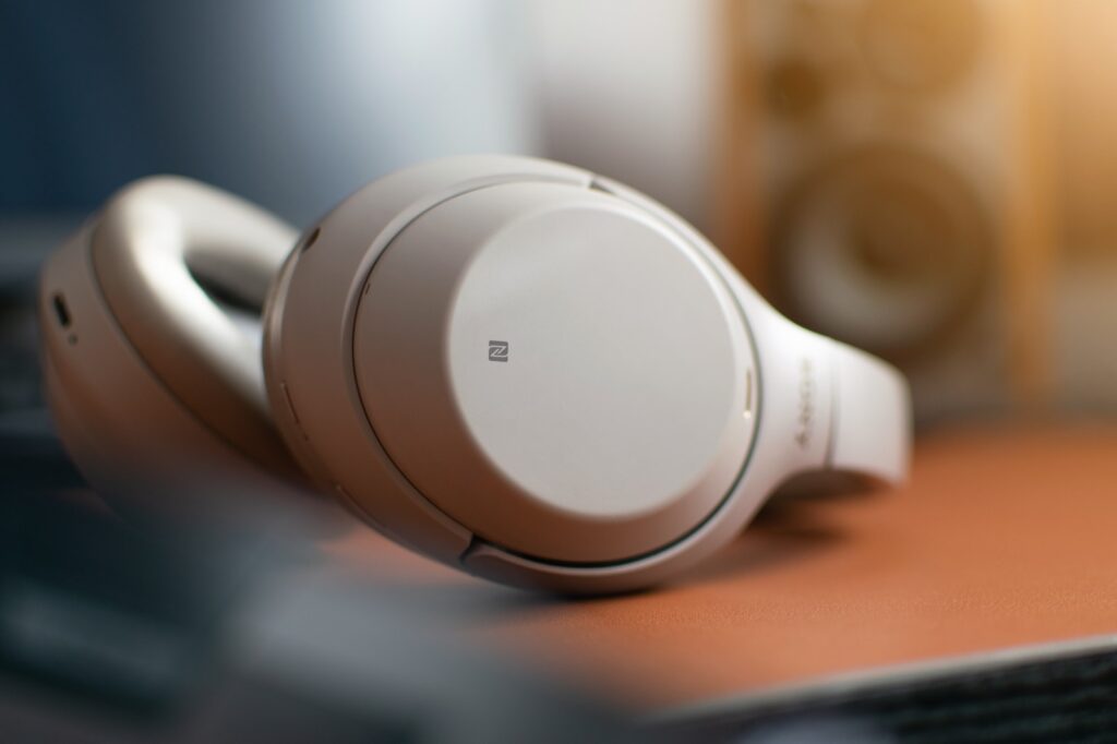 Bang & Olufsen pour Ferrari, voici les enceintes et écouteurs incontournables