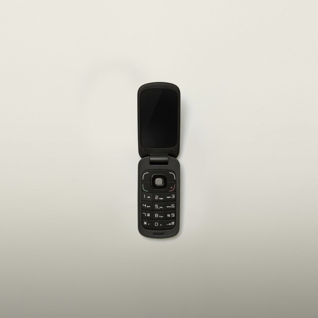 La revanche du "téléphone muet", des téléphones mobiles simples, utiles et pas très "intelligents"